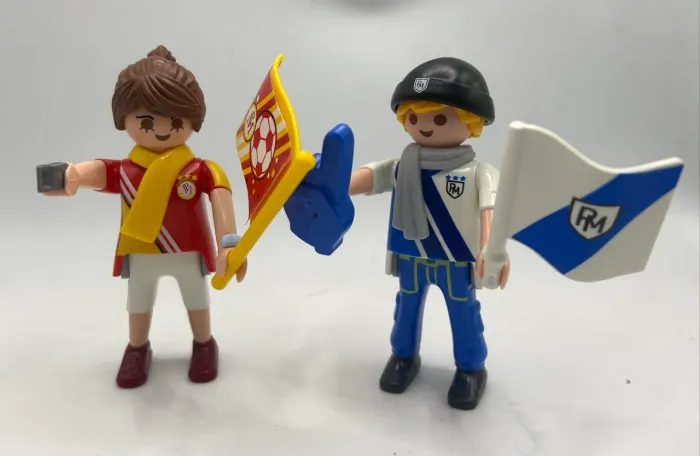 Playmobil casal de torcida organizada adversária