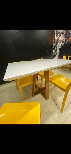 Mesa com 4 cadeiras, tenho 6 mesas disponíveis