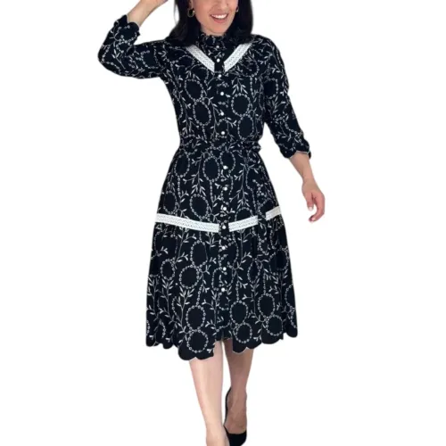 Vestido NOVO, tecido laise de algodão bordado, com botões funcionais 