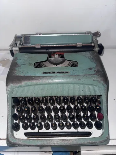 Máquina de escrever Olivetti studio 44