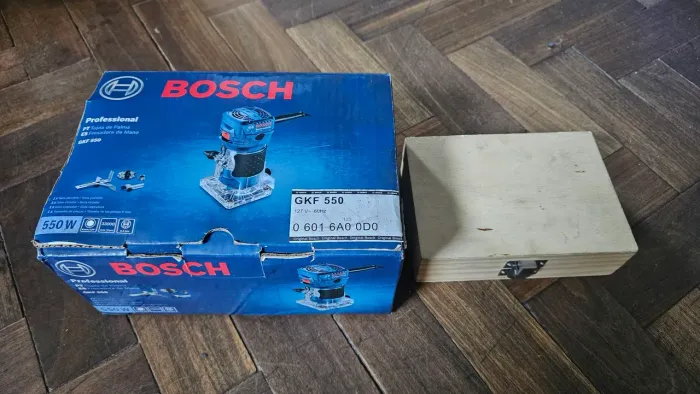 Tupia Bosch GKF 550 + Jogo de fresas