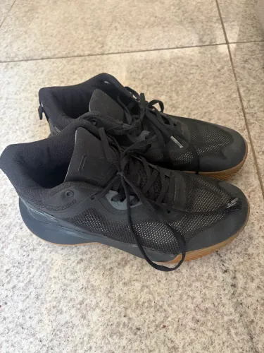 Tênis Under Armour Bankshot Masculino em preto (Tenis de basquete)