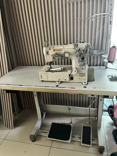 Máquina de costura Galoneira Industrial Singer 