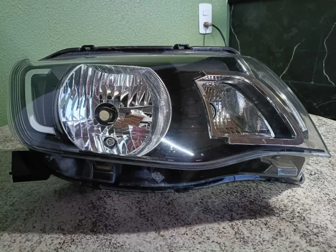 Farol direito kwid