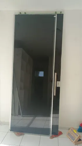 Porta de correr de vidro temperado grande fumê blackout