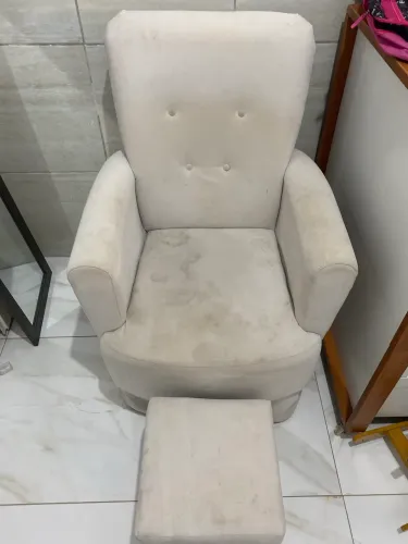 Poltrona de amamentação com puff