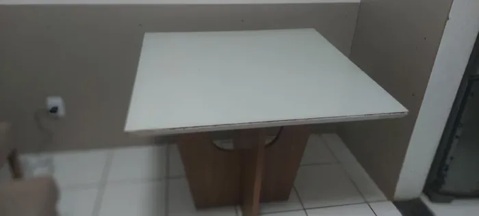mesa  com 1 cadeira boa e 3 cm avaria 