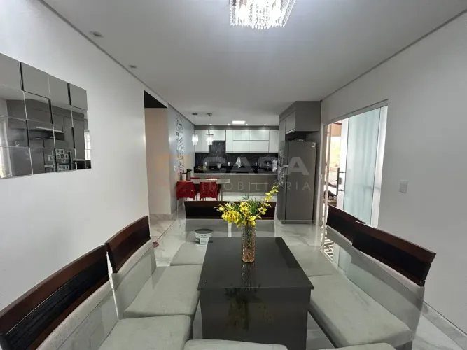Excelente Casa Linear 4 Qts com Suíte, Closet e Piscina em Vista da Serra