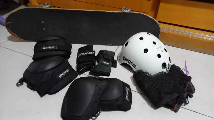 Skate street e equipamentos completo.