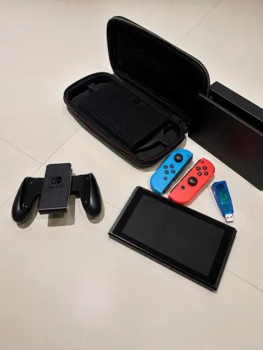 Nintendo Switch + Dock de carregamento + Suporte de controles 