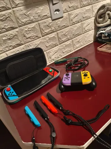 Nintendo Switch OLED Desbloqueado - Ótimo Estado + Vários Acessórios