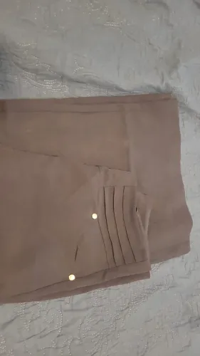 Calça em alfaiataria pantolana preta com detalhes da Amazon tam m