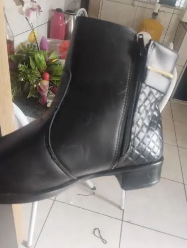 Bota de couro nova