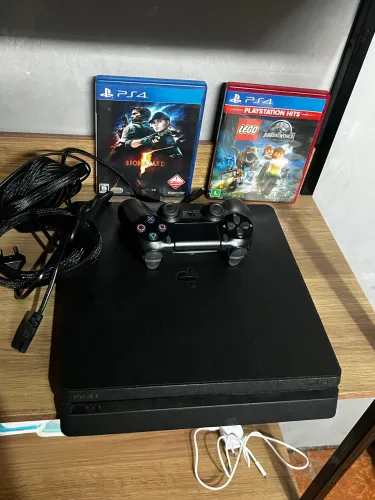 PlayStation 4 Slim 1TB - Impecável com 1 controle e 2 jogos de brinde!