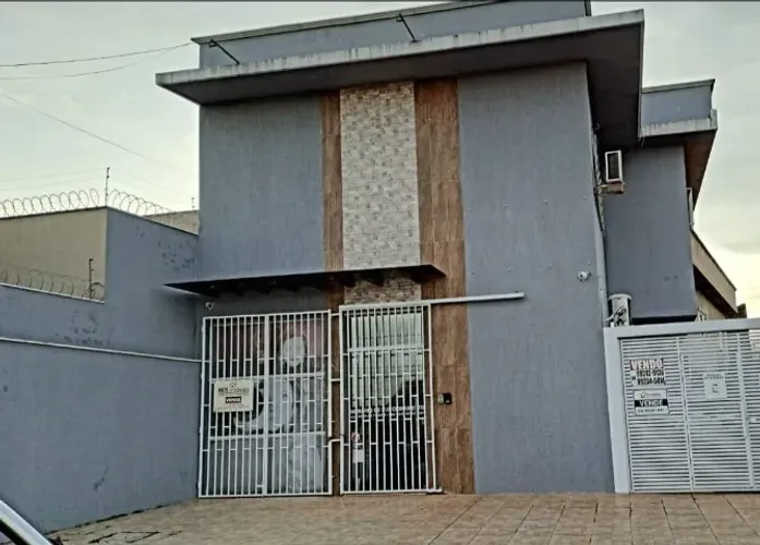 Sobrado com sala comercial no Jardim América em Rio Verde, Goiás.