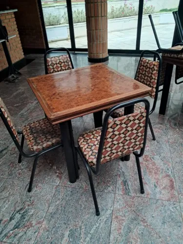 MESA QUADRADA MEDIDA 80CM X 80CM COM 4 CADEIRAS