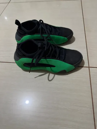 Vendo Tênis Adidas basquete 