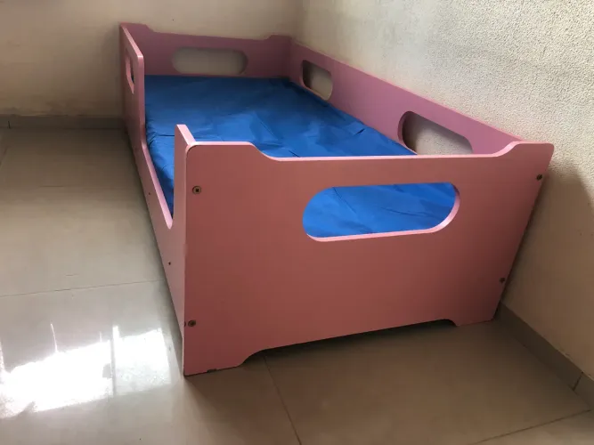 Cama infantil menina em MDF com colchão e capa.
