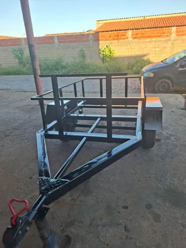 Carretinha modelo fazendinha.