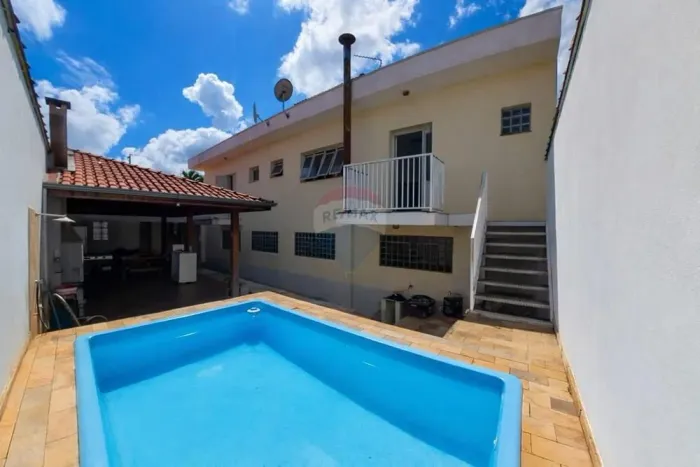 Casa com 3 dormitórios, 1 suite, área de lazer completa. Imóvel comercial completo, com sa