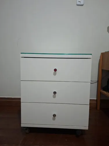 Criado mudo branco