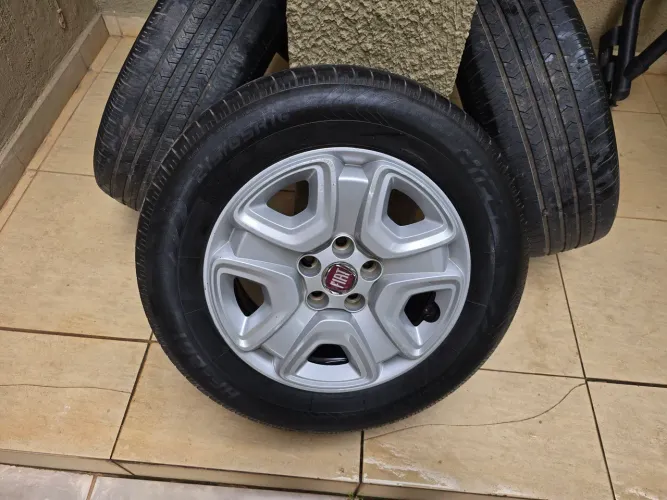 4 rodas com Calotas e Pneus aro 16 da Fiat Toro.