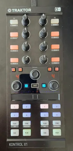 Controladora Native Instruments Traktor Kontrol X1 Mk2