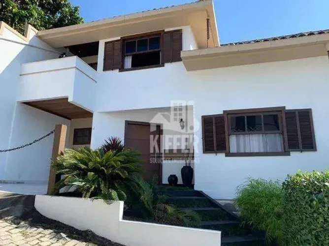 Casa triplex com 3 quartos Pendotiba