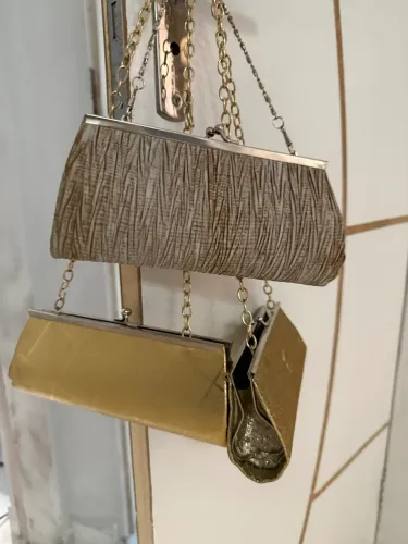Bolsas douradas e prateadas de festa noturna