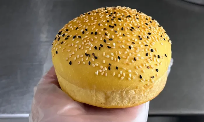 Pacote de Pão brioche com mix de gergelim 