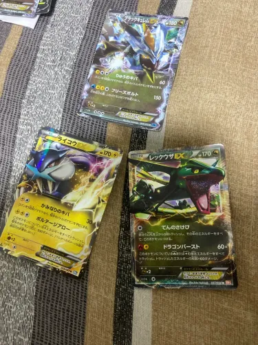 Lote 3 Cartas Pokémon EX Japonesas - Rayquaza, Raikou e Black Kyurem