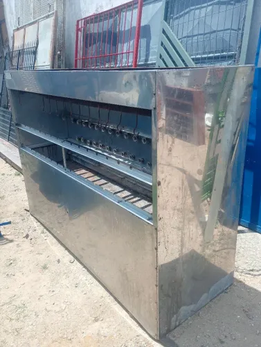 Churrasqueira de 28 espetos industrial precisa de uma reforma valo $2500 só ligar *