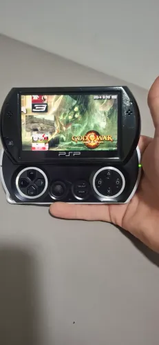 PSP GO D3SBL0QUE4D0 16GB 12 JOGOS INSTALADOS CABO DO CARREGADOR ESTA COM MAL CONTATO
