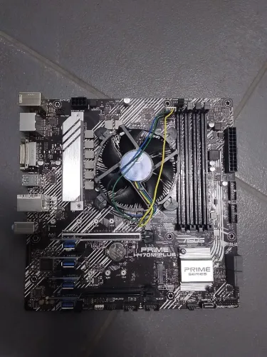 placa-mãe parece ser uma ASUS Prime H470M-Plus
