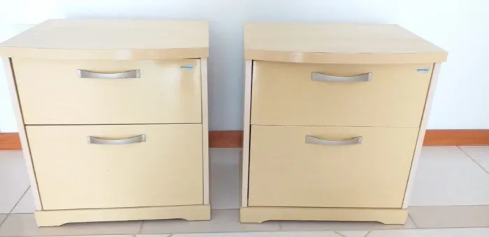criado-mudo mesa de cabeceira cor marfim/amarelo com duas gavetas