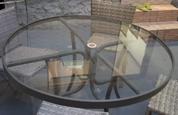 Vendo mesa de alumínio,  para piscina  área  , está conservada  .