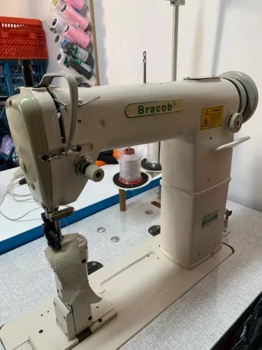 Máquina de costura industrial de coluna