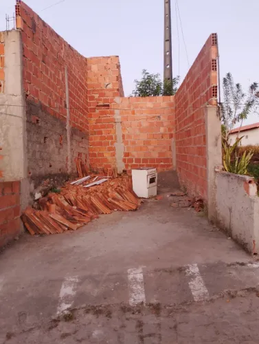 Vendo casa em ponto de madeira