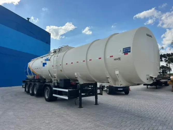 Carreta 4 Eixo Randon Tanque Aço carbono ano 2023/2024 