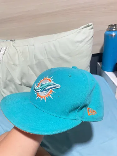 boné New Era 59FIFTY do time Miami Dolphins da NFL, modelo de aba reta e tamanho fechado 
