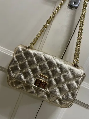 Vendo linda  bolsa de couro legítimo com garantia 