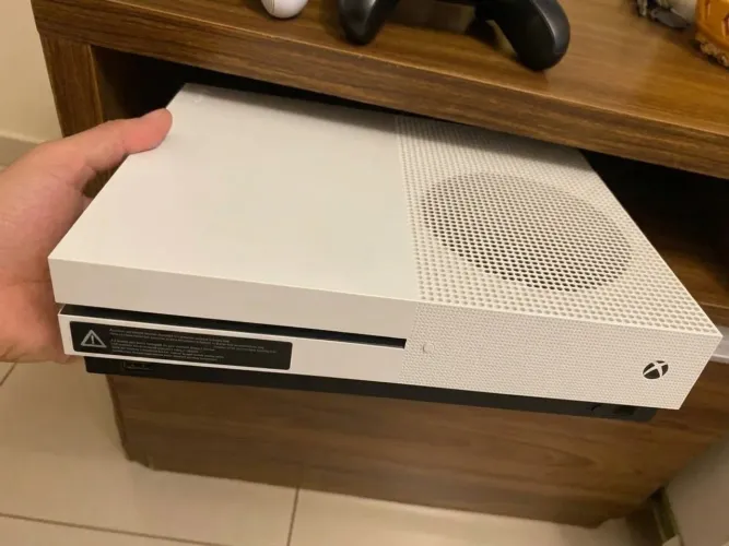 Xbox One S com 2 controles praticamente novo