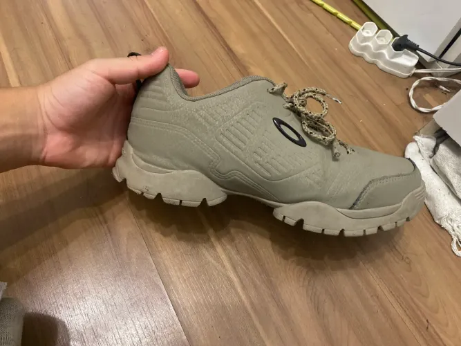 Bota oakley caqui