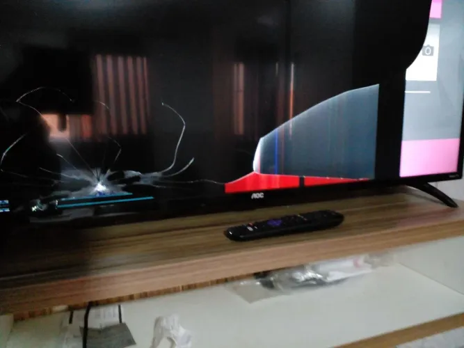 TV 45 polegadas com tela danificada mais tudo funcionando normalmente