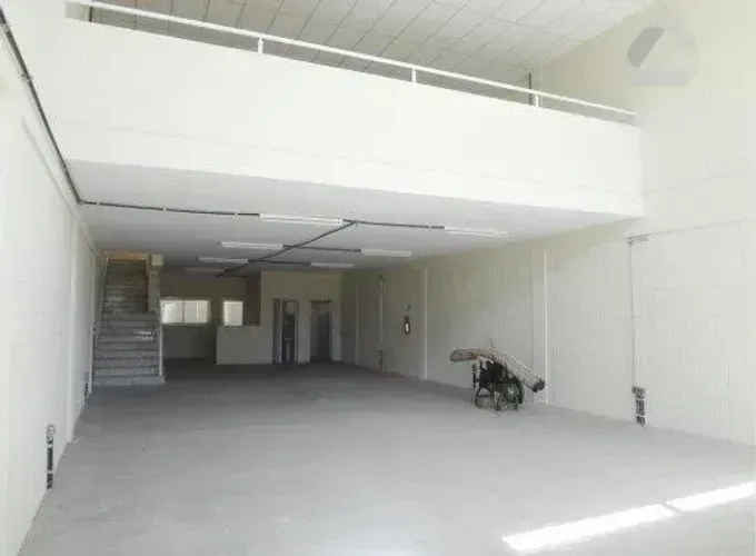 Barracão Zona Oeste/ 305 m² construção/ Mezanino