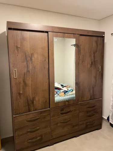 Vendo guarda roupa usado ! Em ótimo estado , entrega e montagem grátis 