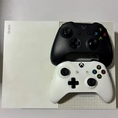 XBOX ONE S BRANCO + 2 CONTROLES ORIGINAIS