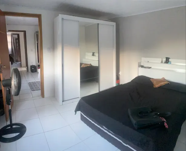 Cama box e guarda roupas de casal