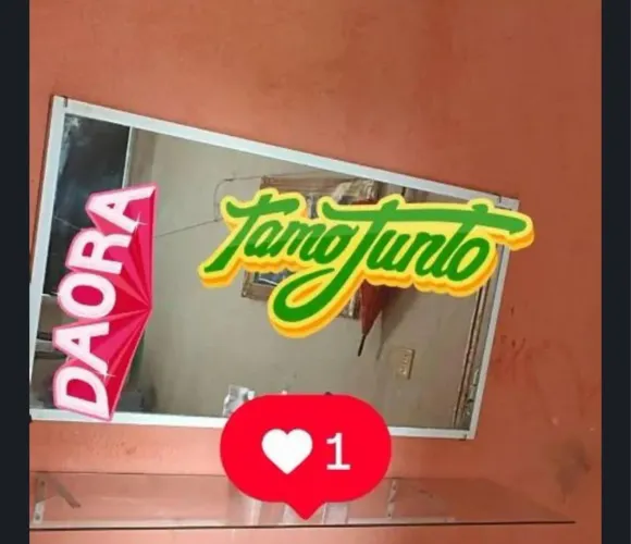 Espelho e prateleira de vidro 