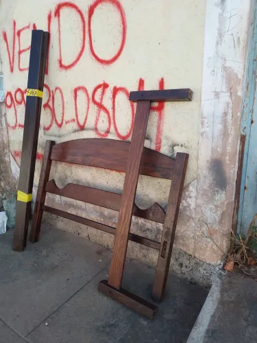 Vendo esta cama de casal madeira sucupira 